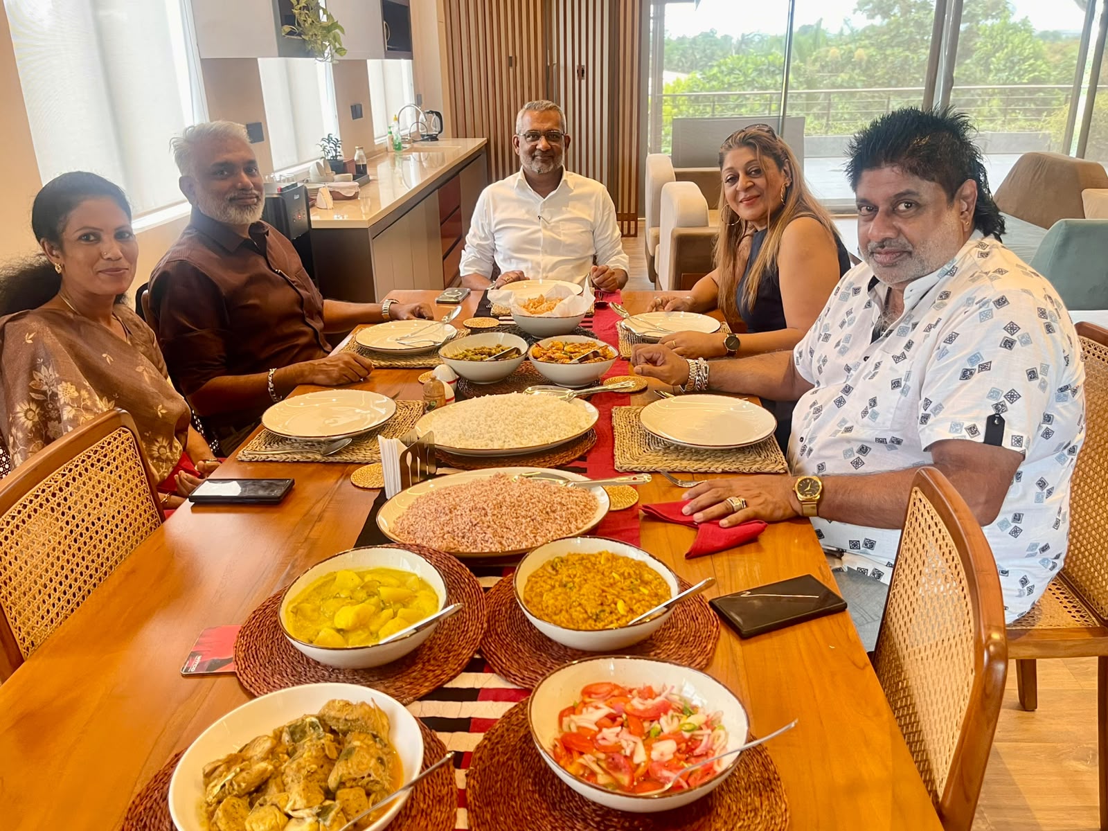 Guests sharing a traditional Sri Lankan rice and curry lunch